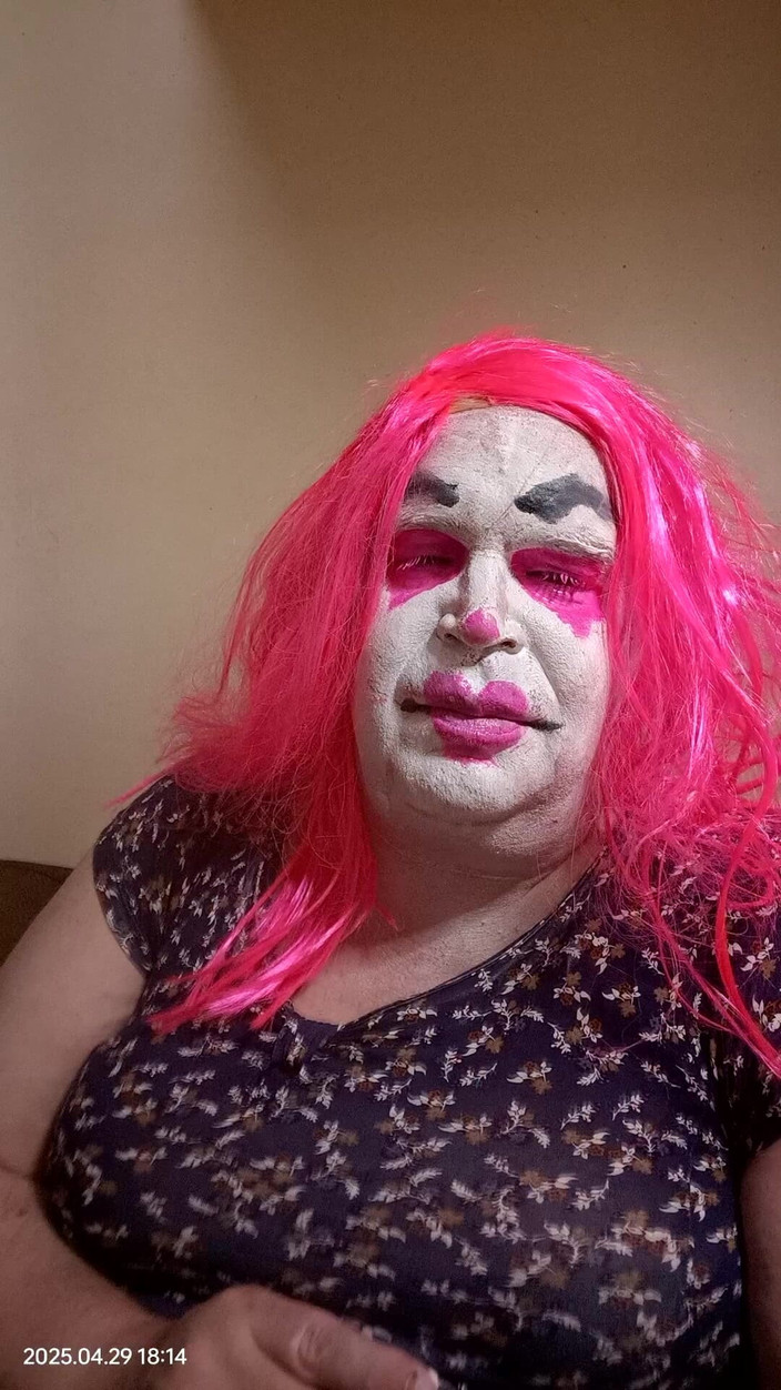 Stephanie-Nicole-TV: Une femme clown à la télévision fume et donne des instructions...