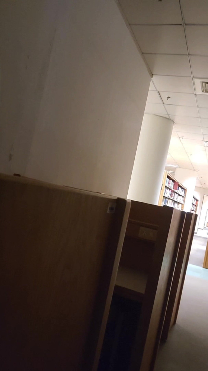 NotAFuta: Bibliotheek exhibitionist