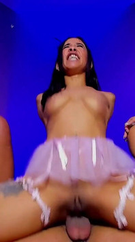 Des latinas excitées chevauchent l’énorme bite de leur ami avec leurs chattes étroites