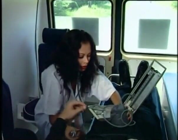 Old Good Porn: Шлюховатая медсестра в сексуальной белой униформе фиксирует сломанный член в фургоне скорой помощи