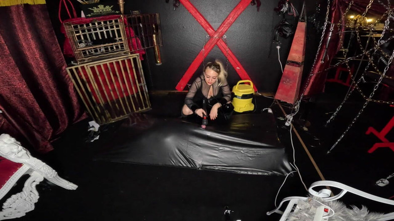 Queen_of_BDSM: Последняя остановка! Теперь тебя пылесосили!