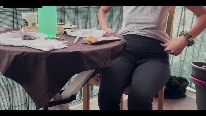 Lollolara91: Lara jí maso, pak šuká kouření a creampie na gauči