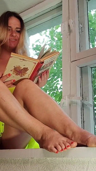 Mi ha leccato la dolce figa mentre ero seduto sulla finestra
