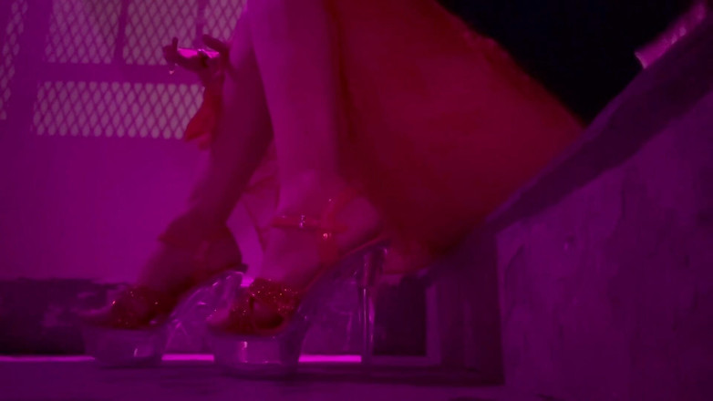 Artemisia Love: Artemisia houdt ervan om buitenshuis hoge hakken te dragen en...