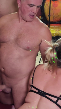 Gangbang mit Perversen im Libertine club teil 1