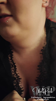 Bărbat transsexual și iubită lesbiană în orgie de amatori bisexuali cu sex în trei cu ejaculare înăuntru fără prezervativ, partea 1 din 3