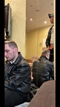 Un pidr con traje sirve a un gopnik con zapatillas deportivas y chaqueta de cuero