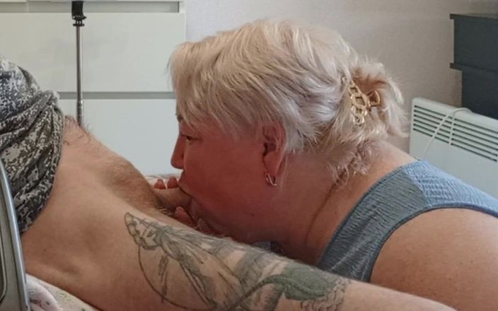 Zona901: Vrouw kijkt toe terwijl buurvrouw mijn lul zuigt en sperma...