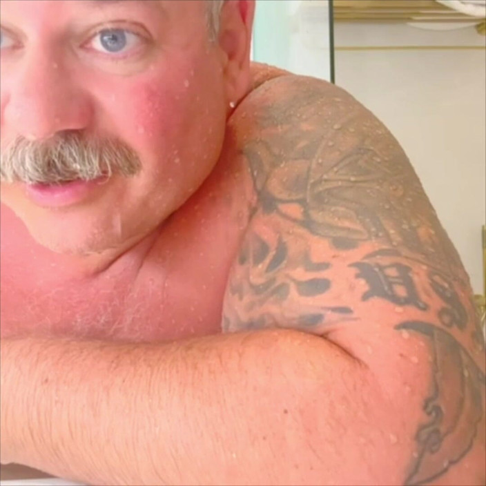 Hand-Free-Daddy-Chub: 큰 뱃속의 미시녀는 잘생긴 노인을 은퇴