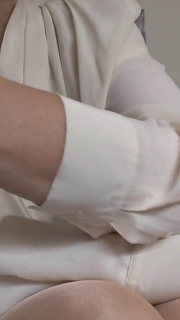 Lady Victoria Valente: Je te masturbe dans ton pantalon en ogant les montres élégantes...