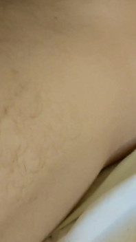 Il mio appuntamento di grindr mi consente di masturbarmi il suo cazzo per la prima volta