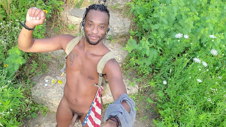 Kennie Jai: Kenniejai se promène nue au bord de la rivière à Chicago...