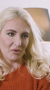Büyük memeli üvey kızlar Sophia Burns ve Crystal Chase üvey babalarıyla doğruluk mu cesaret mi çıldırıyor