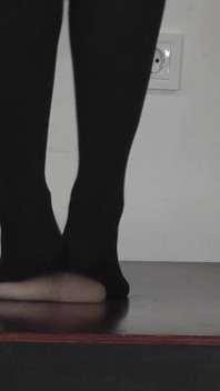 Paní Cleo v punčochách pošlape svého otroka k orgasmu