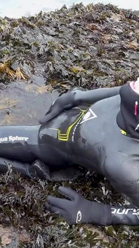 Rubbery Beach Setkání: Lucy's neoprene pussy Play s cizincem