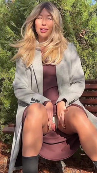 公園でオナニーをしているブロンドの女性を見た、彼女とセックスした