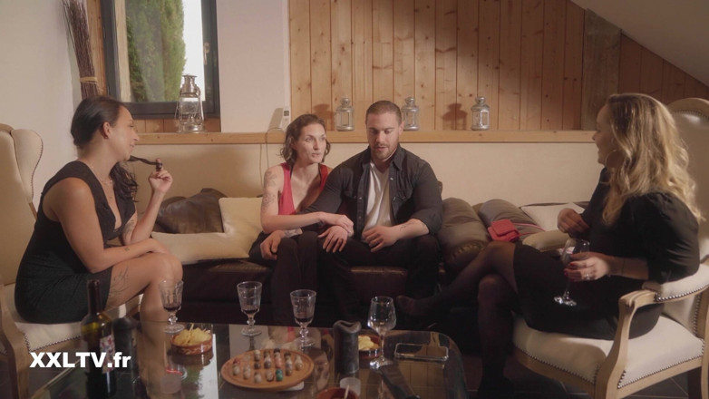 XXLTVFR: Anal Sex in Front of Friends