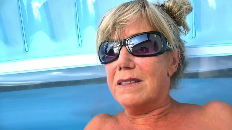 Dirty Milf Tina & Marc: Dirtymilftina hammer geiler Chiavata in piscina! Sborrata dentro