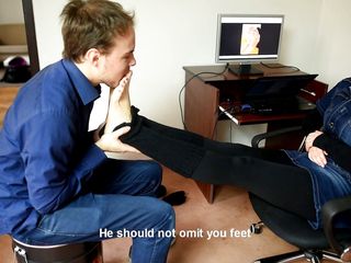 Czech Soles - foot fetish content: Angestellte mit sexy füßen wird kontrolliert