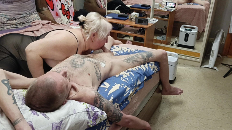 Zona901: Stiefmoeder geeft een diepe pijpbeurt aan mijn sperma