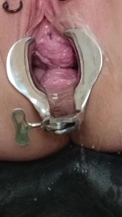 Sklavins efendisi için sidik deliğini usulca eğitiyor!!