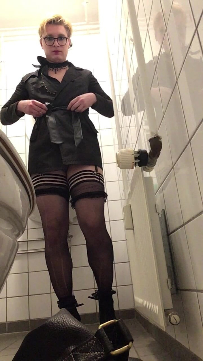 Sissy Cindy whore: Sissy Public Toilet Dildo