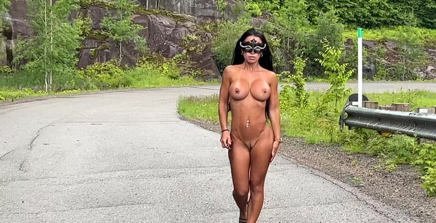 Miss Lexa: 好吧，下面是一个美国场景...如果你开车上那条街，该怎么办？和我在路中间看到我裸体？