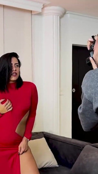 supar seksi photographar apni bari gand vaali modal ko chodne ke lie bahkaata hai