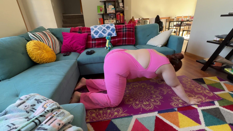 KinkyKatie: Bww MILF perwersyjna Katie masturbuje się podczas jogi - JOI
