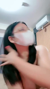 Payudara Basah Gadis Berkacamata