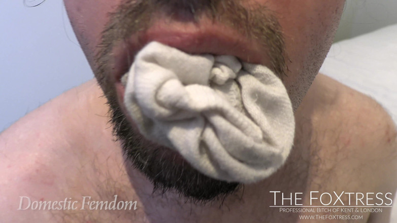 Domestic femdom: Sok in de mond gesnoerd