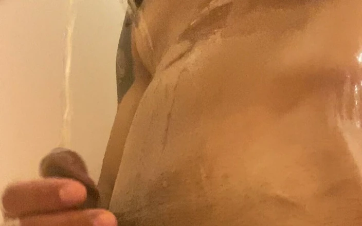 Kimora Creams: 变性女孩用她的小便抚摸她的大鸡巴