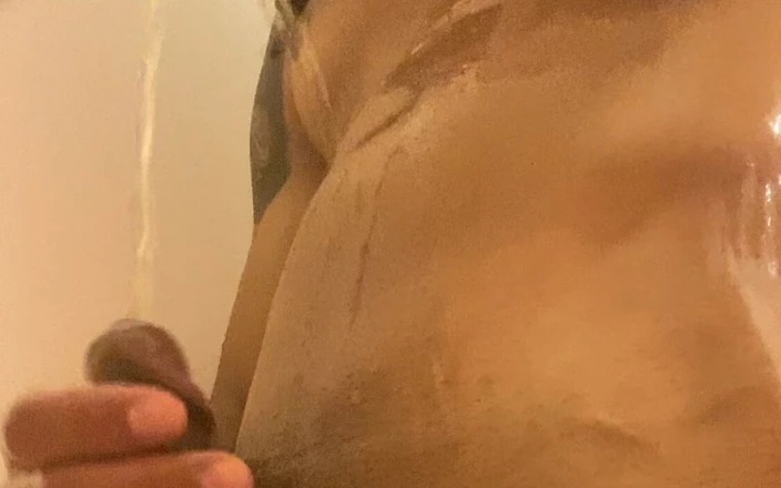 Kimora Creams: Девушка-транс подрачивает свой большой хуй писсингом