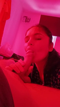 La hijastra me chupa la polla por la noche