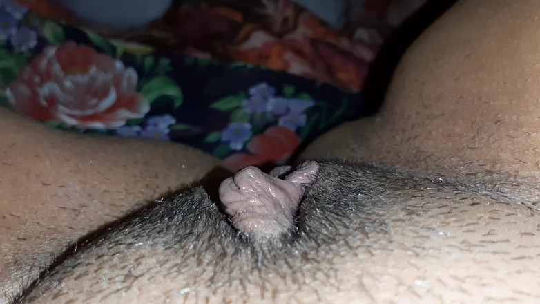 Lesbian-illusion: Lei succhia sapientemente il mio grosso clitoride e io sborro...