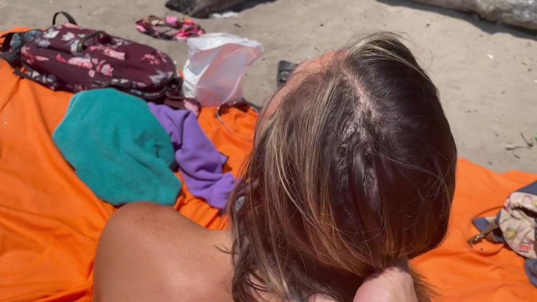 Serenity Cox: Il marito filma la moglie che scopa in spiaggia - hotwife
