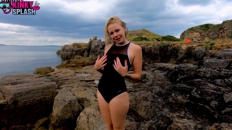 UKCuteGirl Lucy Lauren: Striscia erotica costume da bagno sott'acqua: stuzzicarsi al nudo in...