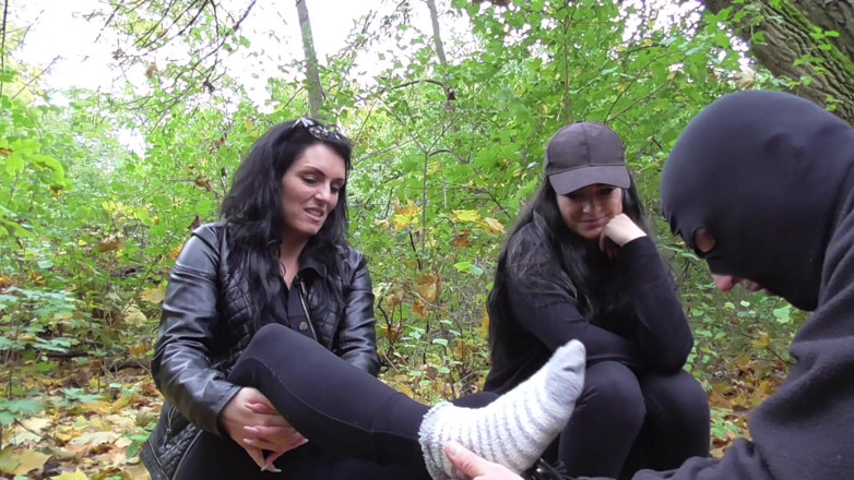 Foot Girls: L'odore dei piedi durante il viaggio!