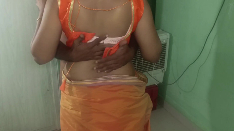 Wonder: Femmes mariées glamour, Orange Sari, romance debout