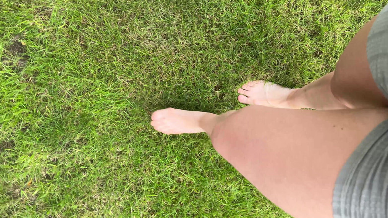 Feet: घास पर नंगे पैर चलना