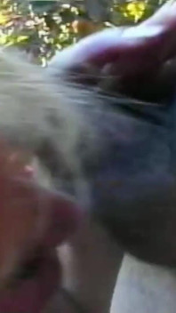鸡巴粗壮的苗条男孩在户外操金发人妖肛交