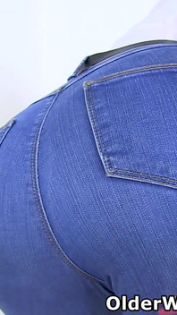 Madura de pezón duro Eva May se desliza de sus jeans ajustados y empuja sus dedos hasta el fondo en su coño carnoso