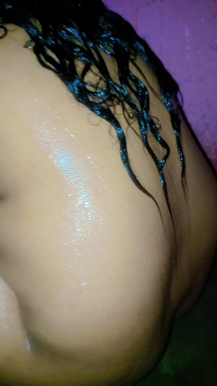 Juicy koos: Une tatie desi se baigne nue dans la salle de...