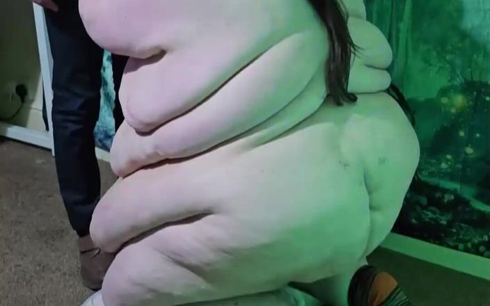 SSBBW Hunter: Culona mamada de rodillas