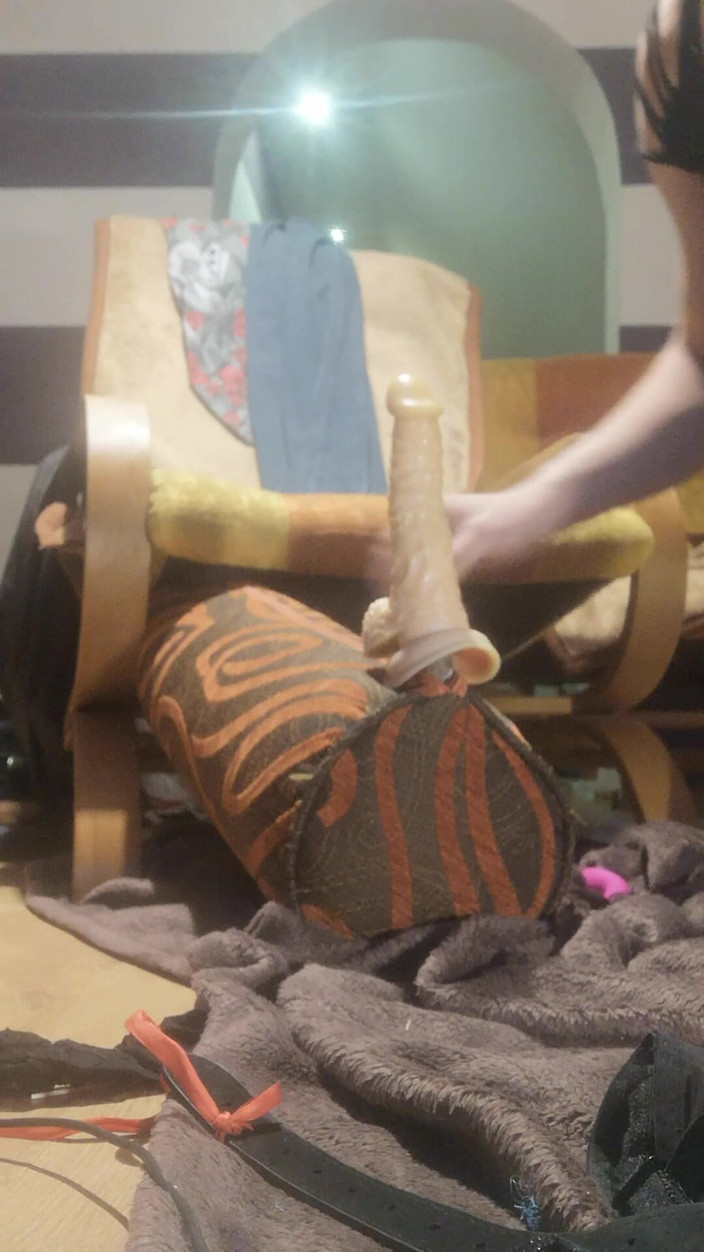 Transetka22xyz: La cagna cavalca il dildo