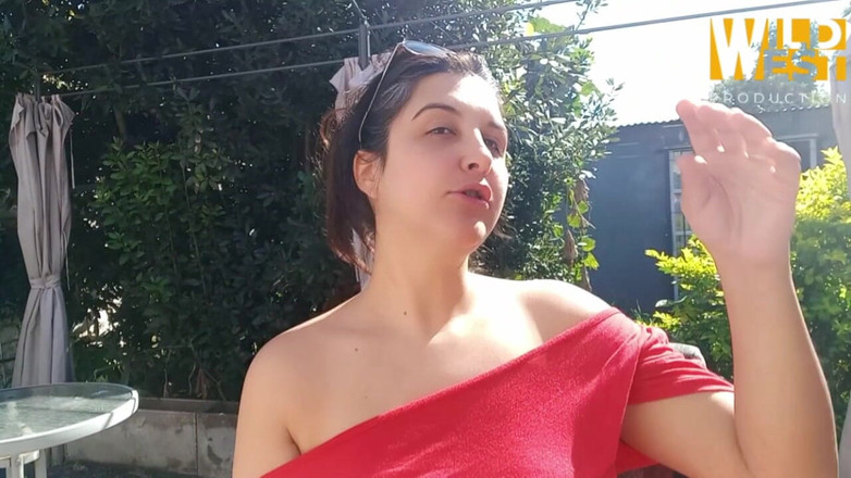 WildLooner: Come goma de mascar afuera mientras muestra tus tetas.