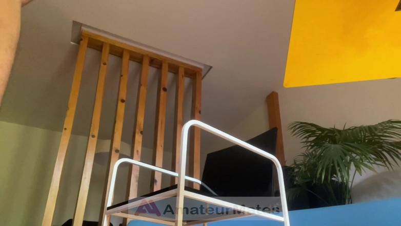 AmateurBoysPissing: Le retour du coiffeur intime : cette fois, il vient chez...