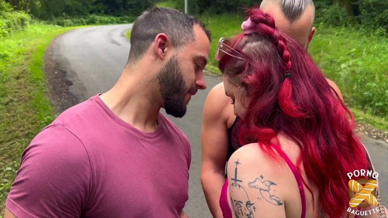 Porno Baguette: Trixy, bella rossa, viene sbattuta in un caldo trio