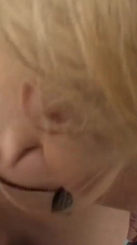 Dzika pralnia Blonde Babe ręczna robota i orgazm
