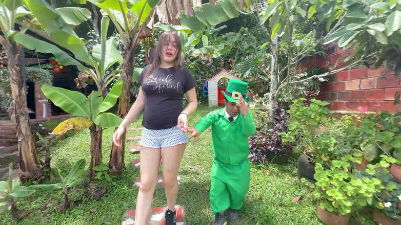 Julianaburning: Aku ngentot sama peri ajaib pemalu ini dengan imbalan harapan...